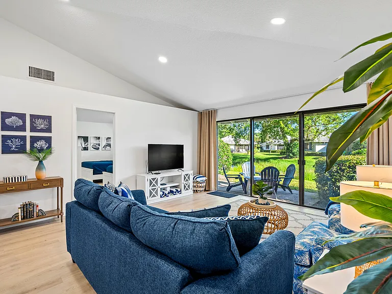 615 Club Dr — Photo 3