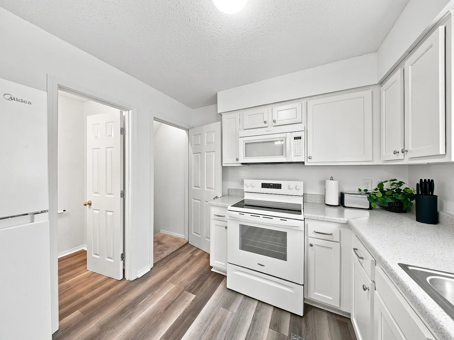 3 bed, 1.5 bath, 1600 sqft, $1,395 — Photo 2