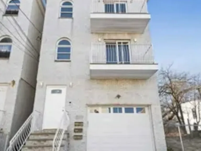 119 Armstrong Ave — Photo 1