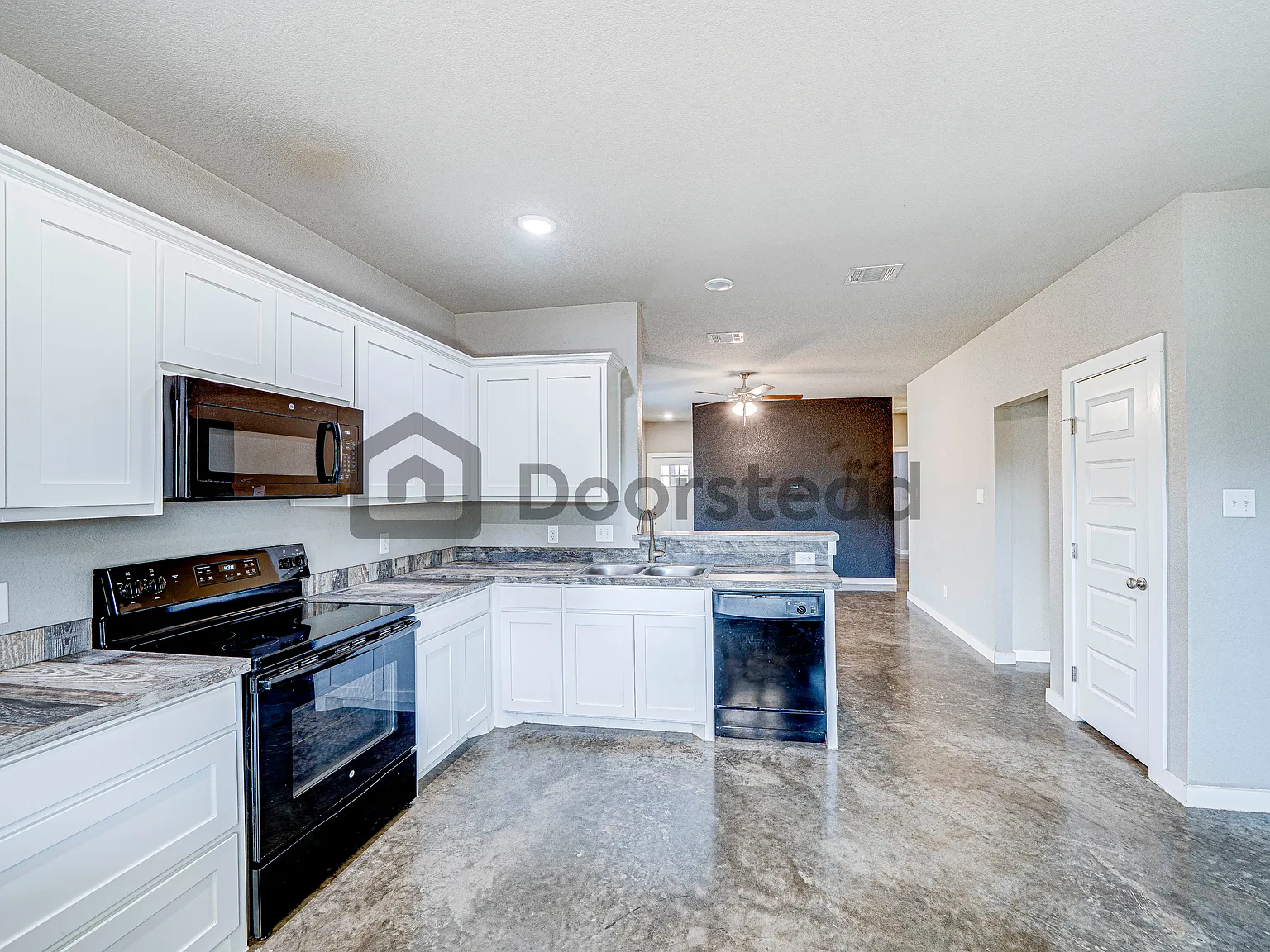 3 bed, 2.0 bath, 1351 sqft, $2,000 — Photo 3