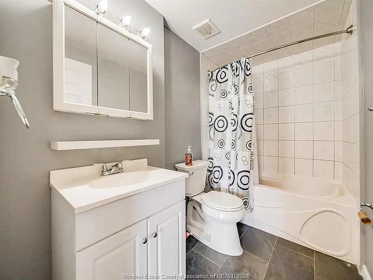 5486 Lassaline Ave — Photo 22