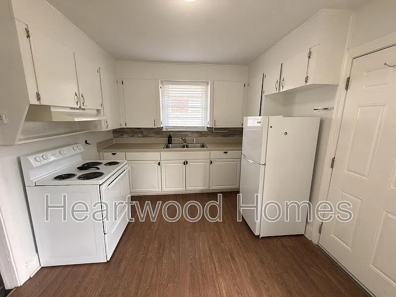 3 bed, 1.0 bath, 1000 sqft, $1,295 — Photo 2