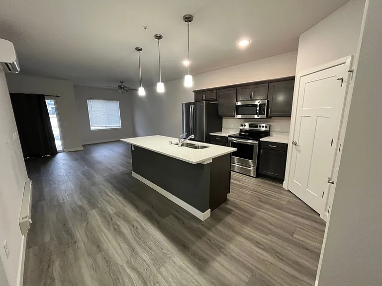 Cottage Grove Commons: 1400 N Windsor — Photo 38