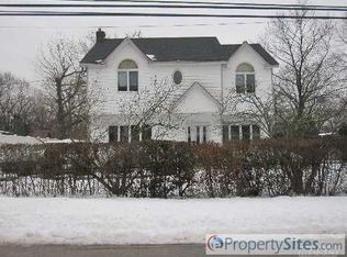 320 Weymouth St, Dix Hills, NY 11746