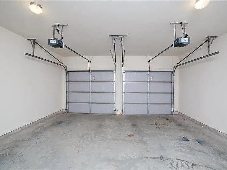 5570 Lightheart Ct — Photo 2