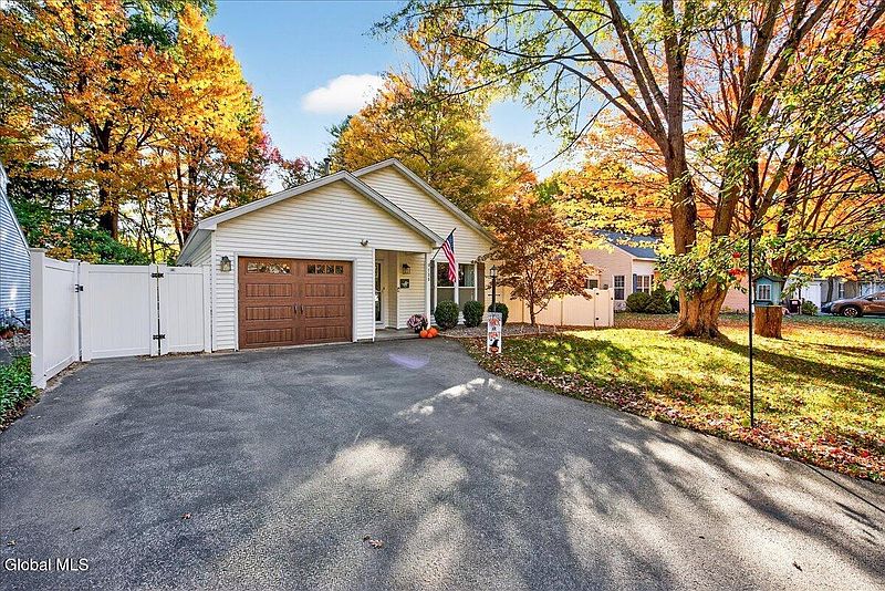 2nd image of 135 Goldfinch Lane