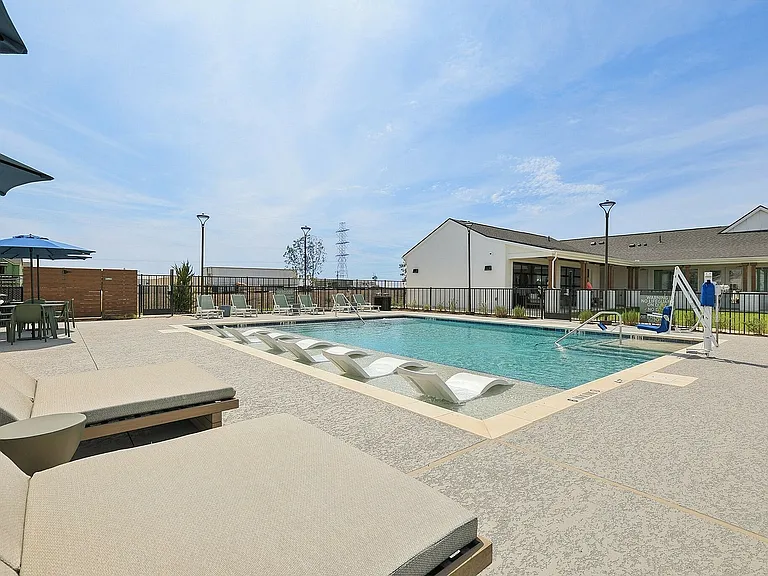 YardHomes Trailside Swimming Pool