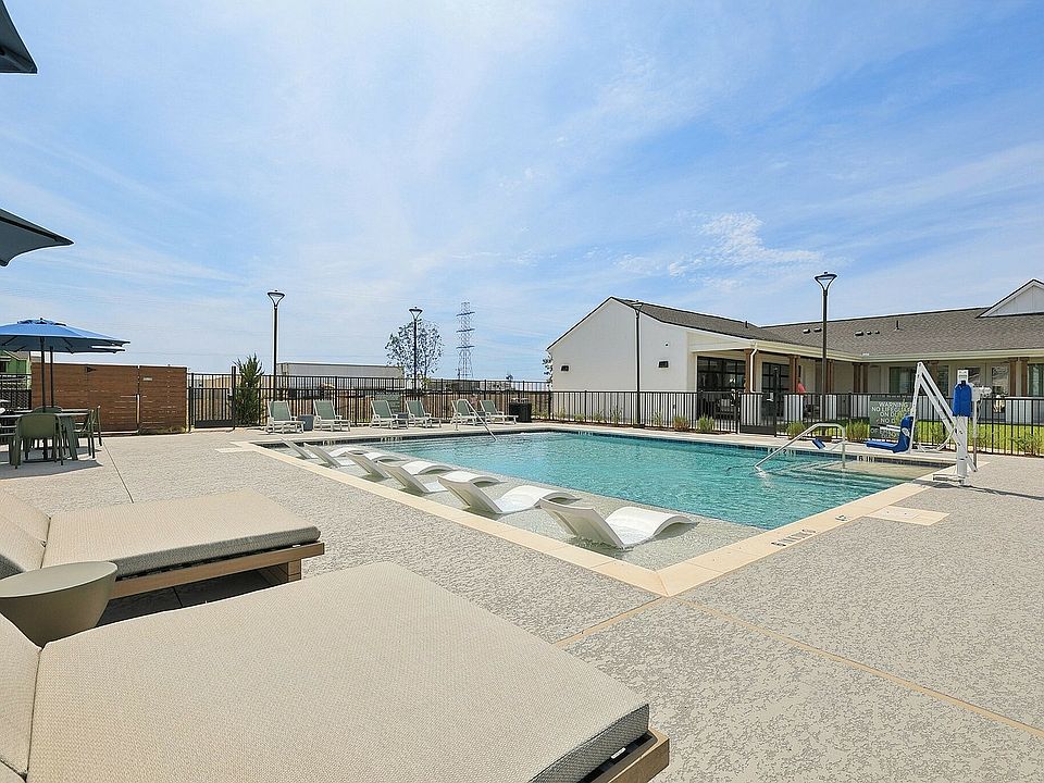 YardHomes Trailside Swimming Pool