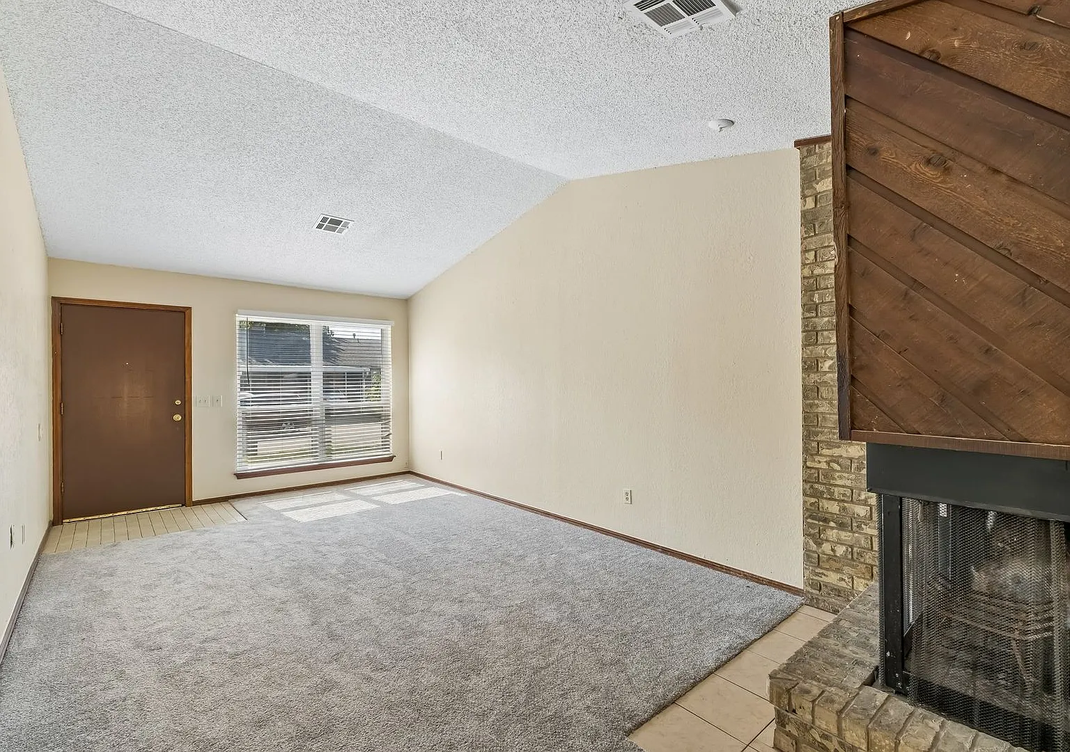 208 Hudson Pl — Photo 4