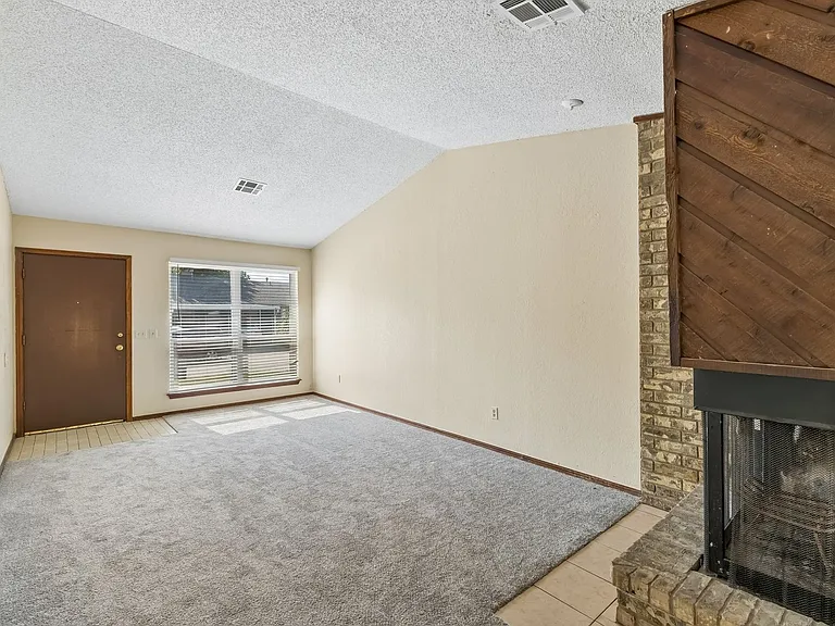 208 Hudson Pl — Photo 4