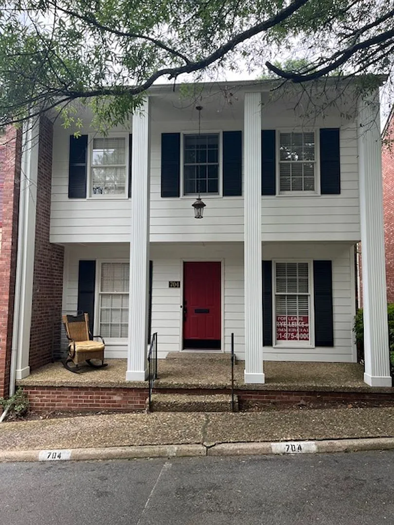 Elegant Colonial Style 2 Bedroom 2 and a half Bathroom Townhome in Little Rock — Photo 1