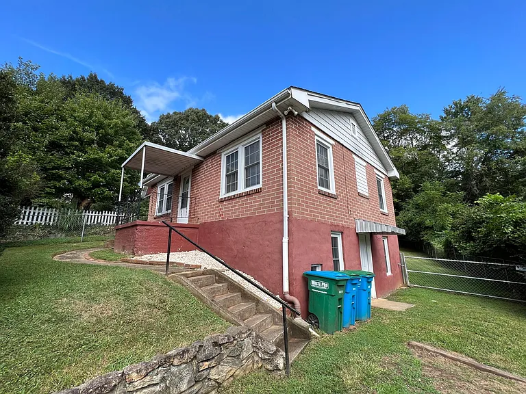 597 Emma Rd — Photo 4