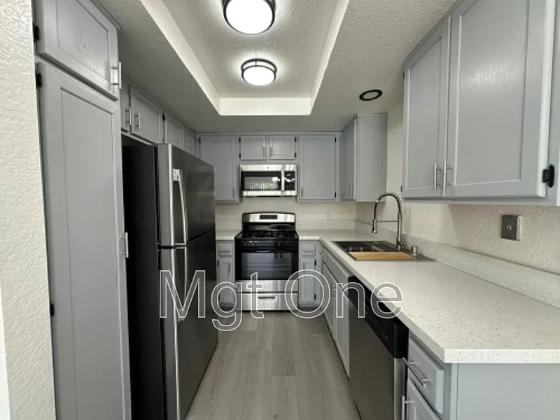 2 bed, 1.0 bath, 832 sqft, $3,195 — Photo 2