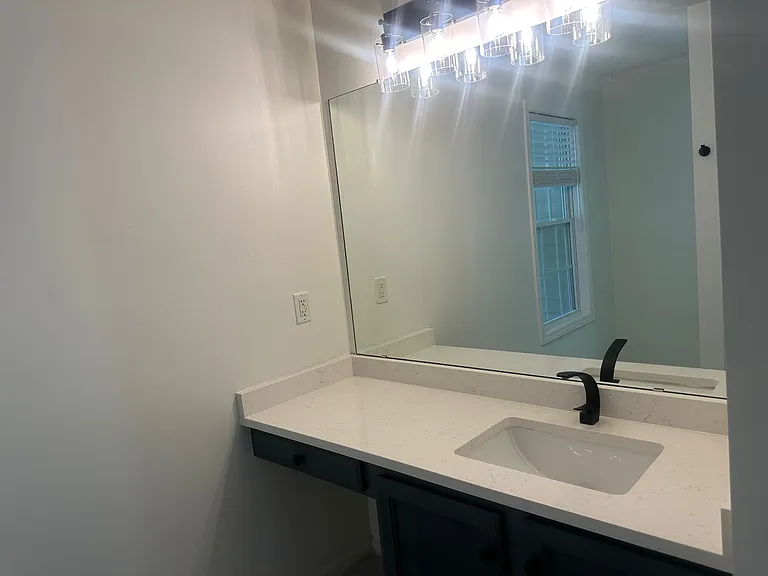 2065 Manhattan Pkwy — Photo 14