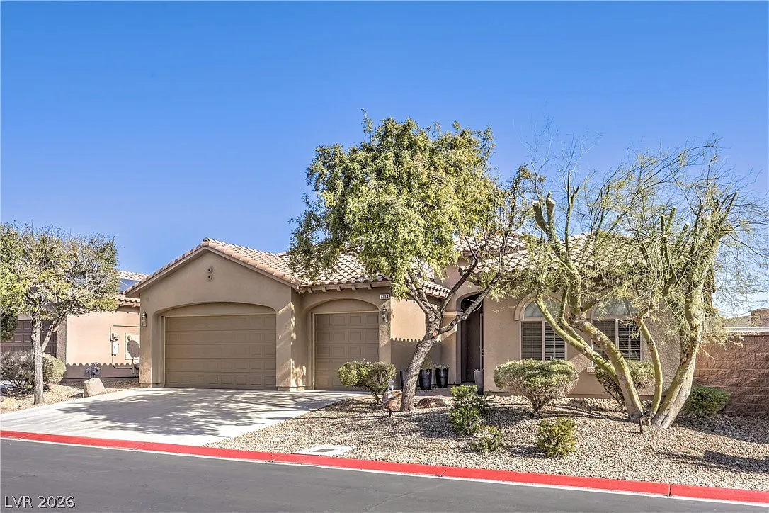 3 bed, 2.0 bath, 2196 sqft, $2,600 — Photo 2