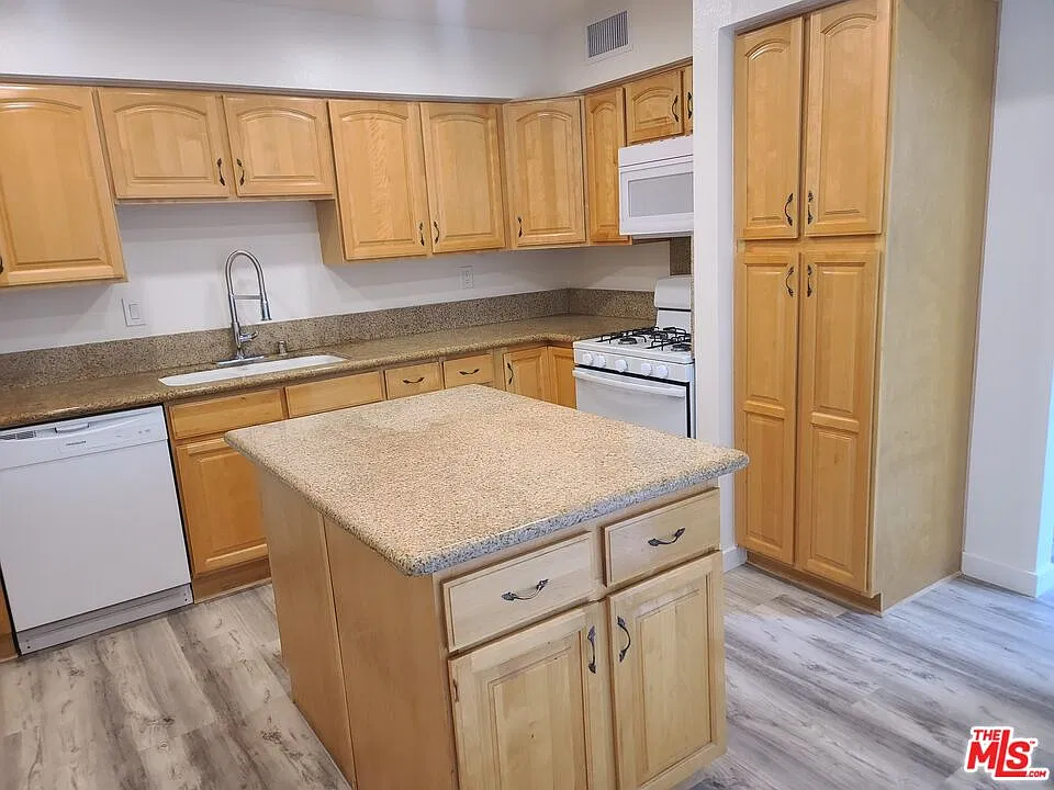 3 bed, 2.5 bath, 2000 sqft, $4,995 — Photo 3