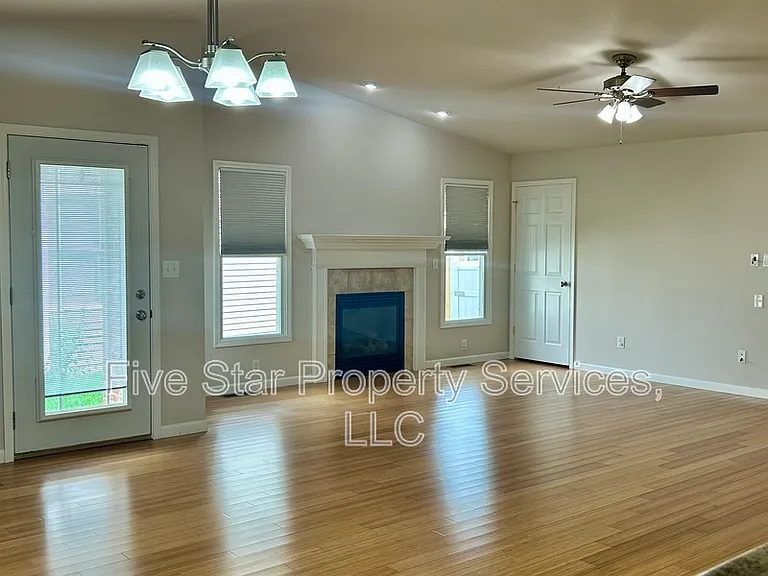 1408 School House Ln — Photo 2
