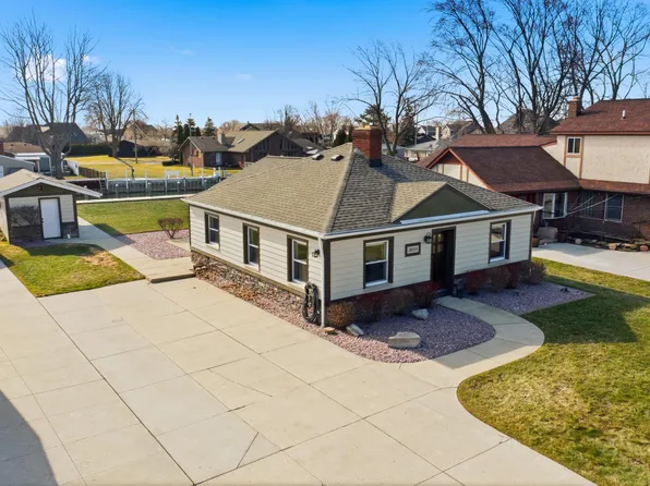 38310 Huron Pointe Dr, Harrison Township, MI 48045