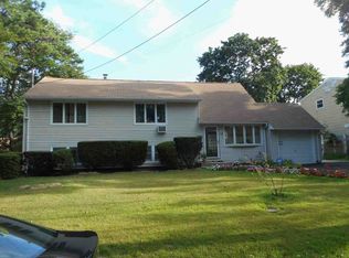 17 Yorktown Rd, Dix Hills, NY 11746