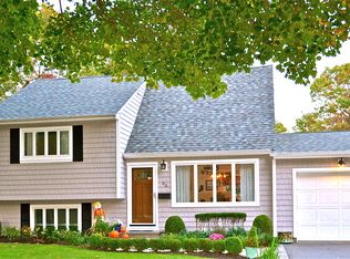 95 N Howells Point Rd, Bellport, NY 11713