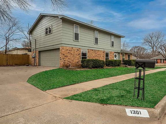 4th image of 1301 NE Quail Creek Cir