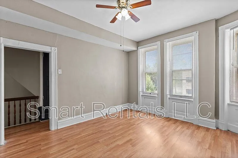 4 bed, 1.0 bath, 1600 sqft, $1,499 — Photo 2
