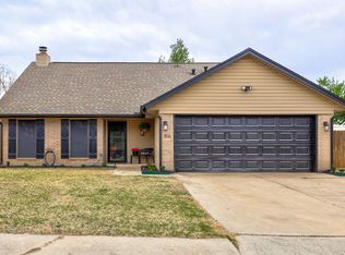 816 N Briarcliff Dr, Moore, OK 73170