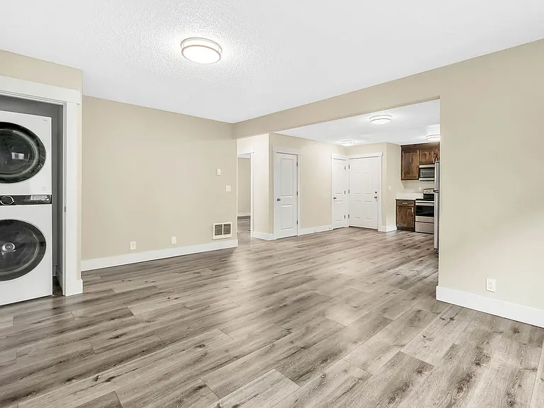 Cape Lee Apartments 2 & 3 Bedroom 1 Bathroom units — Photo 11