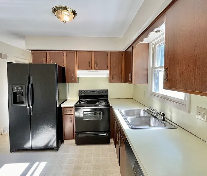 Oak Manor Dr — Photo 53