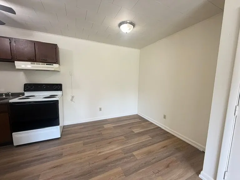 202 W Commercial St — Photo 8
