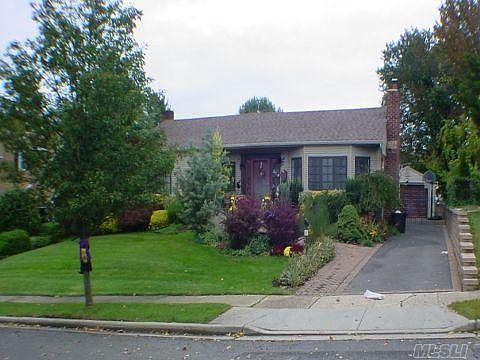 1st image of 5 Clearwater Dr