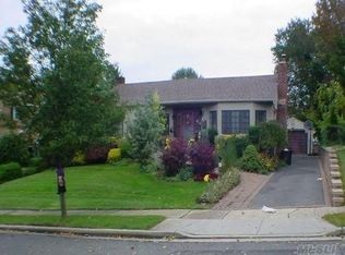 5 Clearwater Dr, Plainview, NY 11803