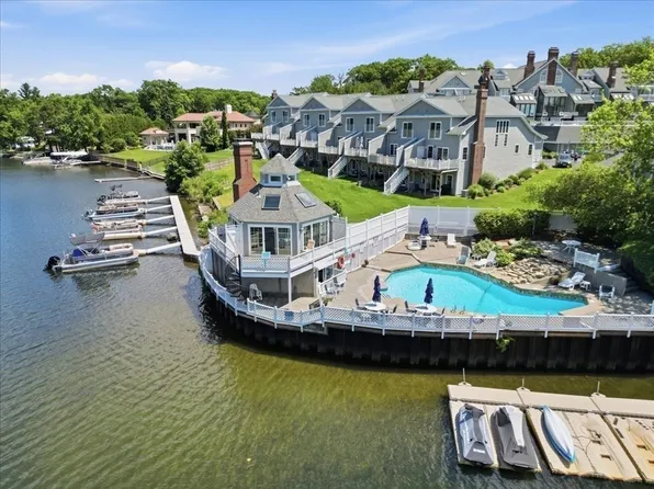 8 Eastern Point Dr Unit 8, Shrewsbury, MA 01545