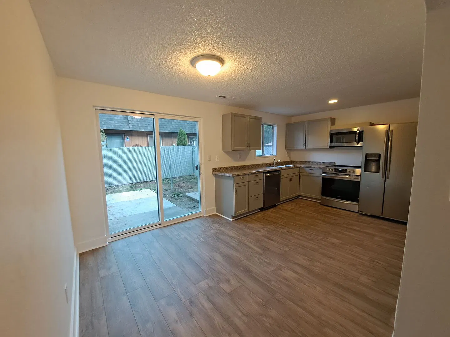3 Bed, 1.5 Bath Townhouse Close to Schools and Medical - Medford — Photo 3