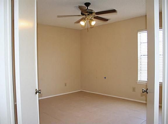 4th image of 2812 Meadow Park Dr