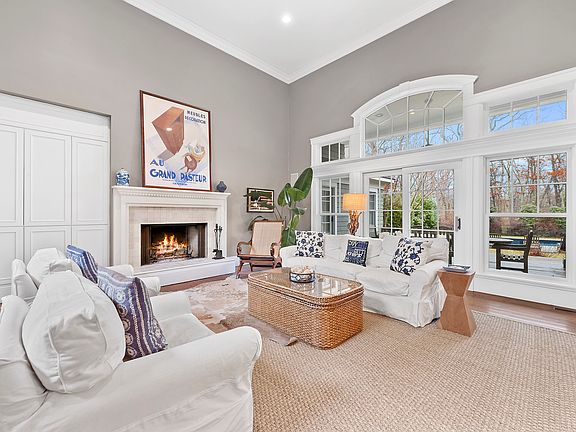 4th image of 2 Bay Colony Ct