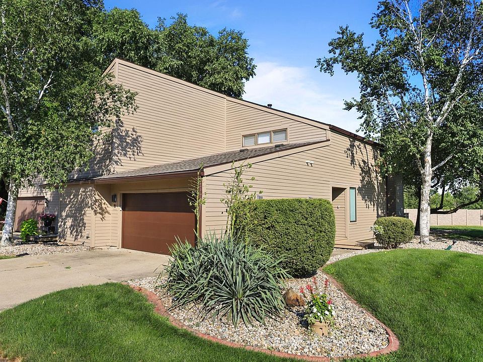 1st image of 16 Briar Hill Cir