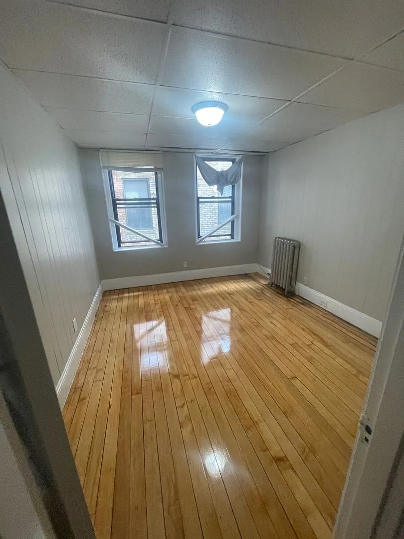 Free Month Super Sunny 3 Bed Split Great Layout With Bay Windows , Hw-Ht Inc, Now Or Feb — Photo 1