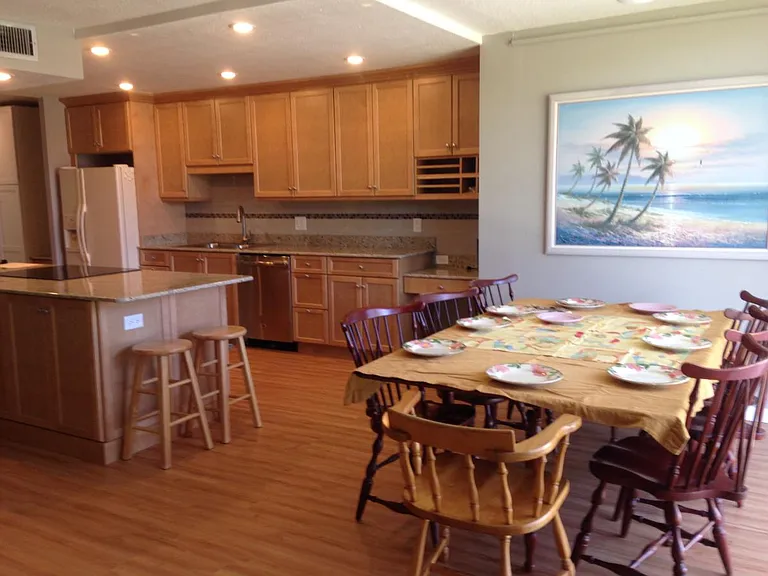 Let's have dinner!
Nice granite desk at end of countertop!