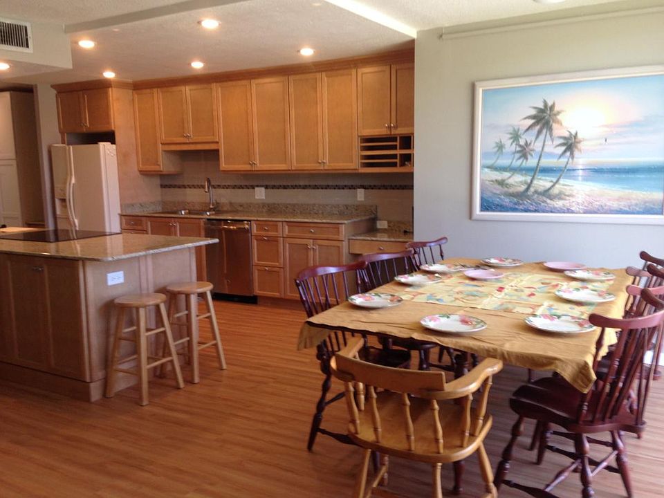 Let's have dinner!
Nice granite desk at end of countertop!