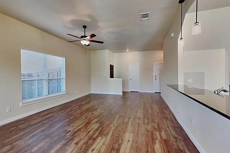 4 bed, 3.0 bath, 1926 sqft, $1,999 — Photo 3