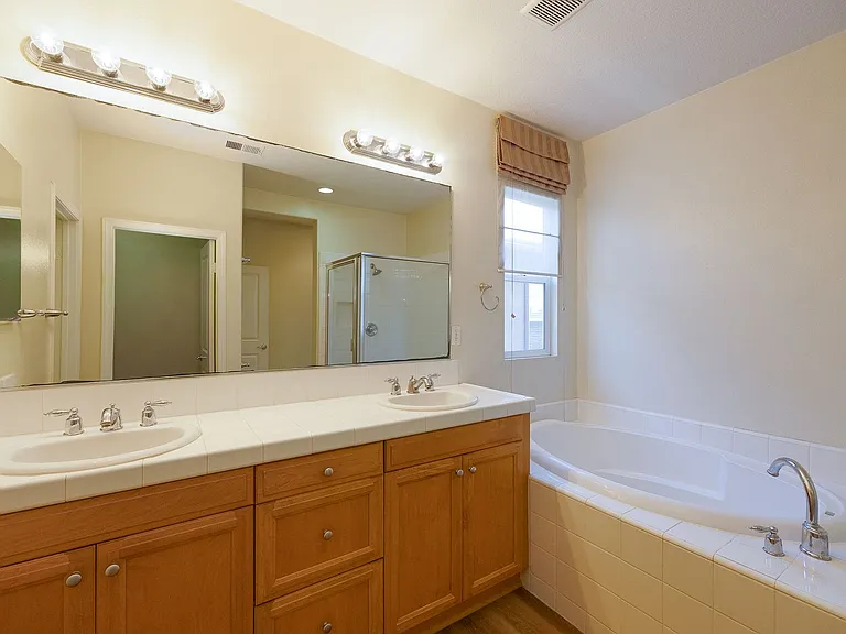 326 Lakeview Ct — Photo 27