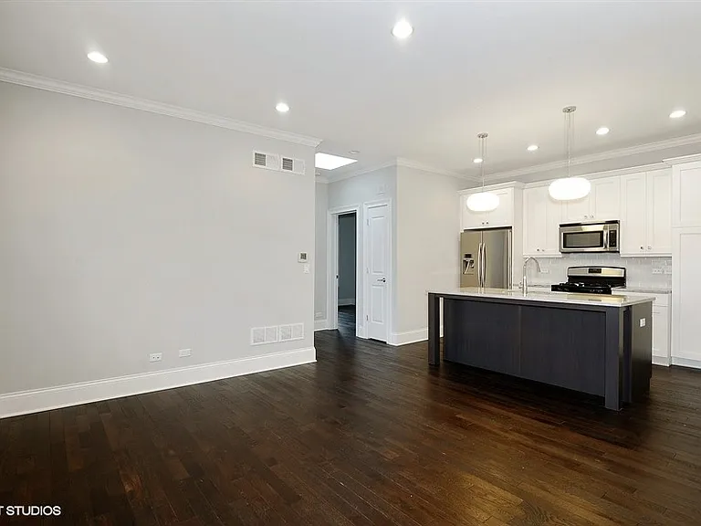 2305 W Waveland Ave — Photo 3