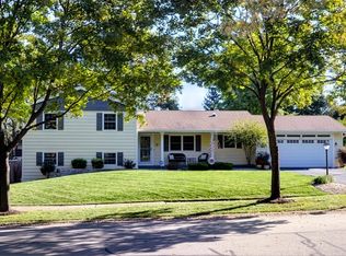 6S573 Millcreek Ln, Naperville, IL 60540