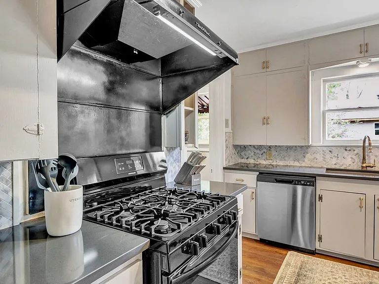 606 W Dobbs St — Photo 12