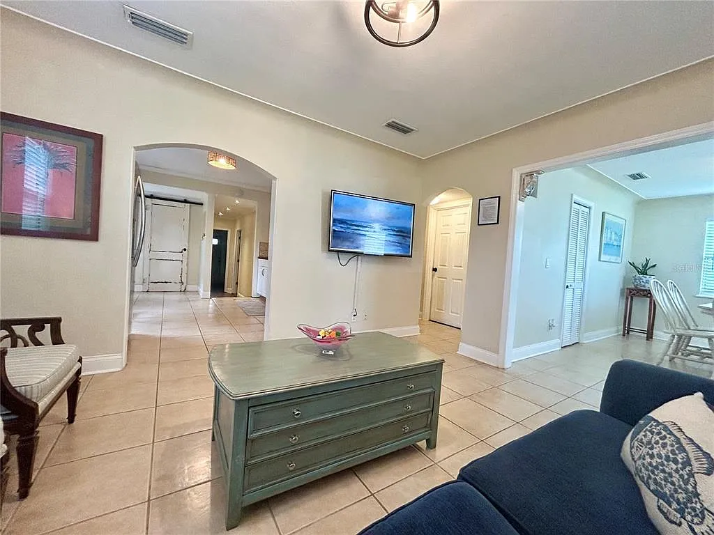 3 bed, 2.0 bath, 1289 sqft, $3,000 — Photo 2