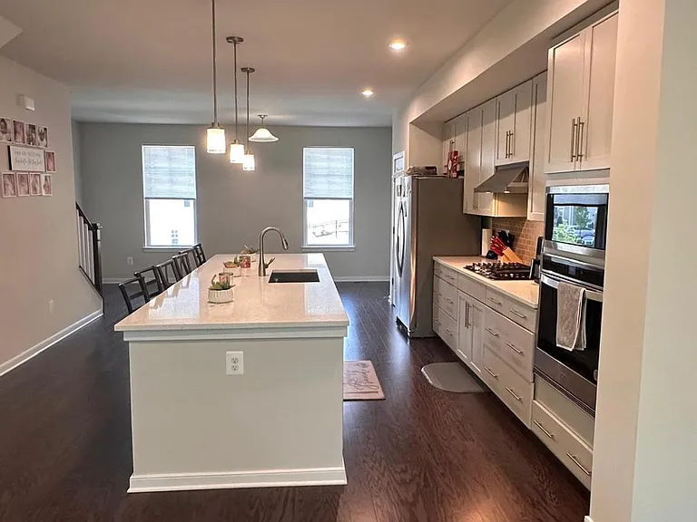 704 Barnwell Dr — Photo 2