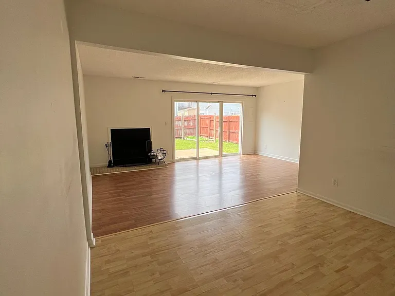 711 Woodbox Dr — Photo 2