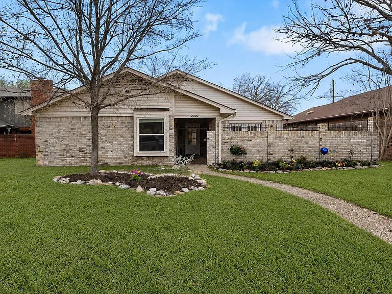 2907 Broadmoor Dr — Photo 1