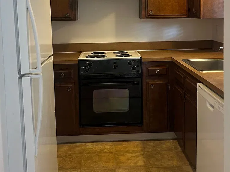 549-599 Greenwood Dr NE — Photo 2
